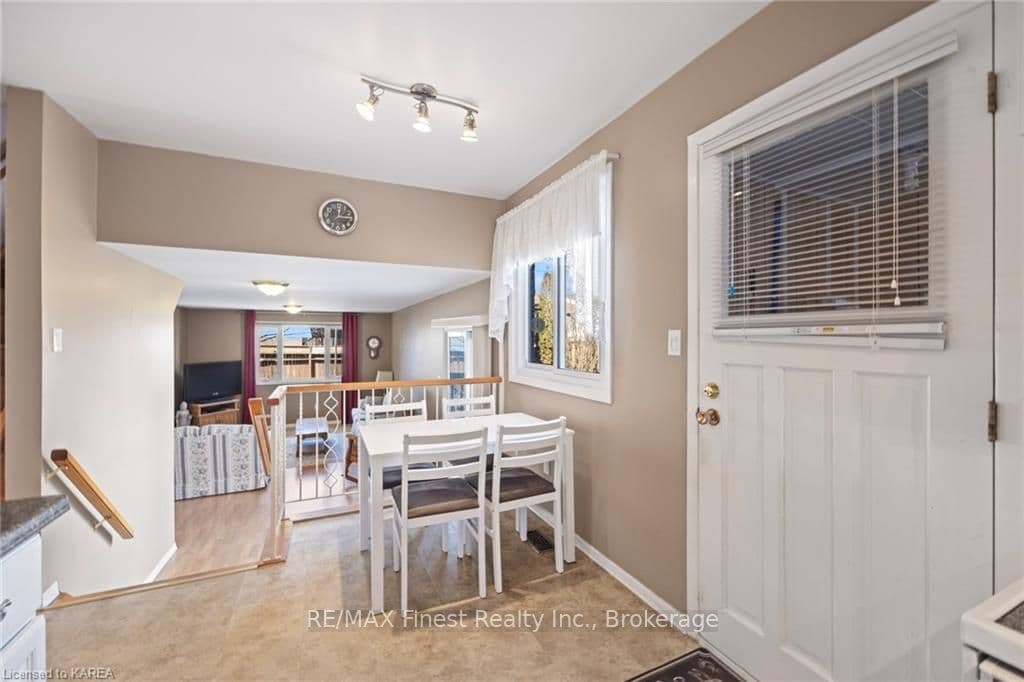 943 PEMBRIDGE Crescent photo 13