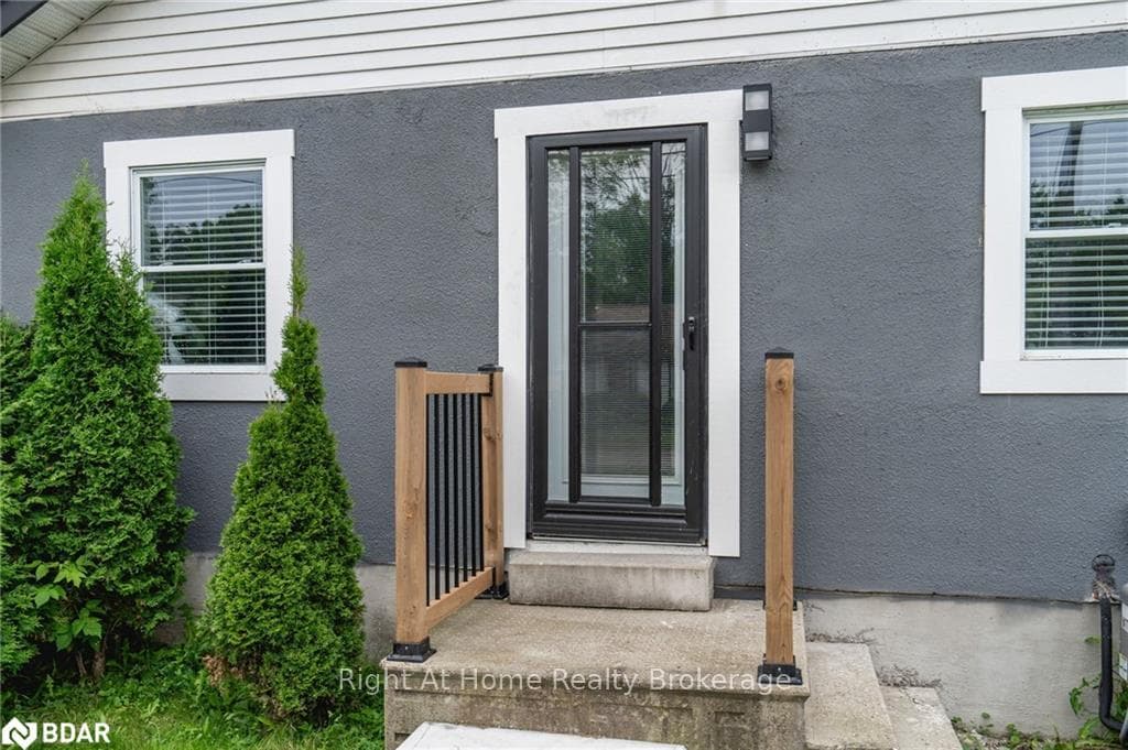 95 JAMES ST E Street photo 4