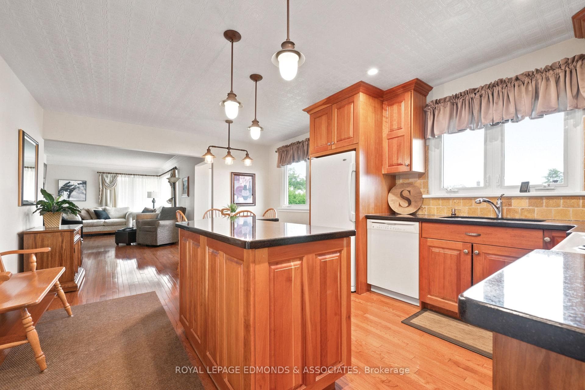 532 Herbert Street photo 14