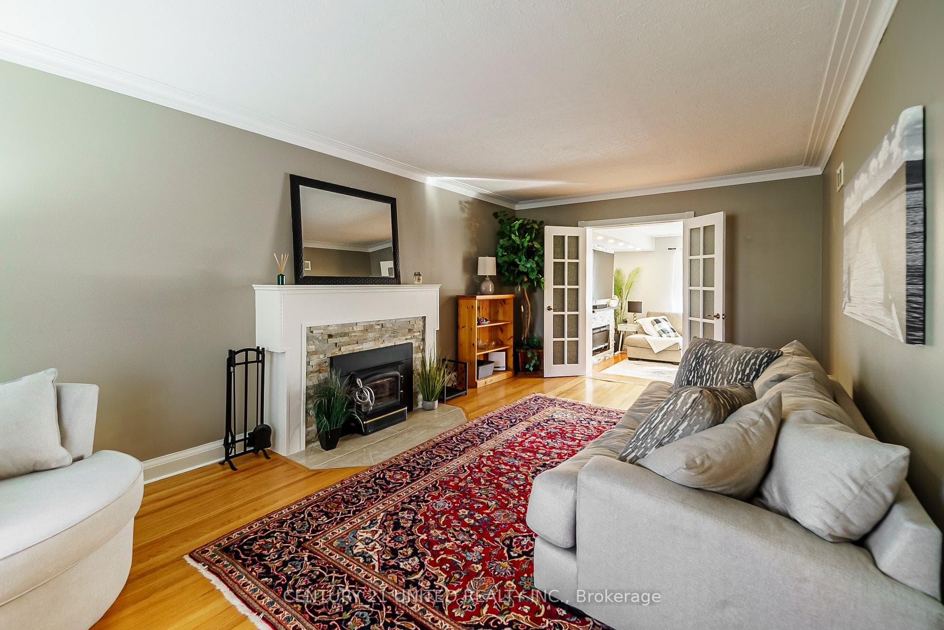 687 Weller Street photo 4