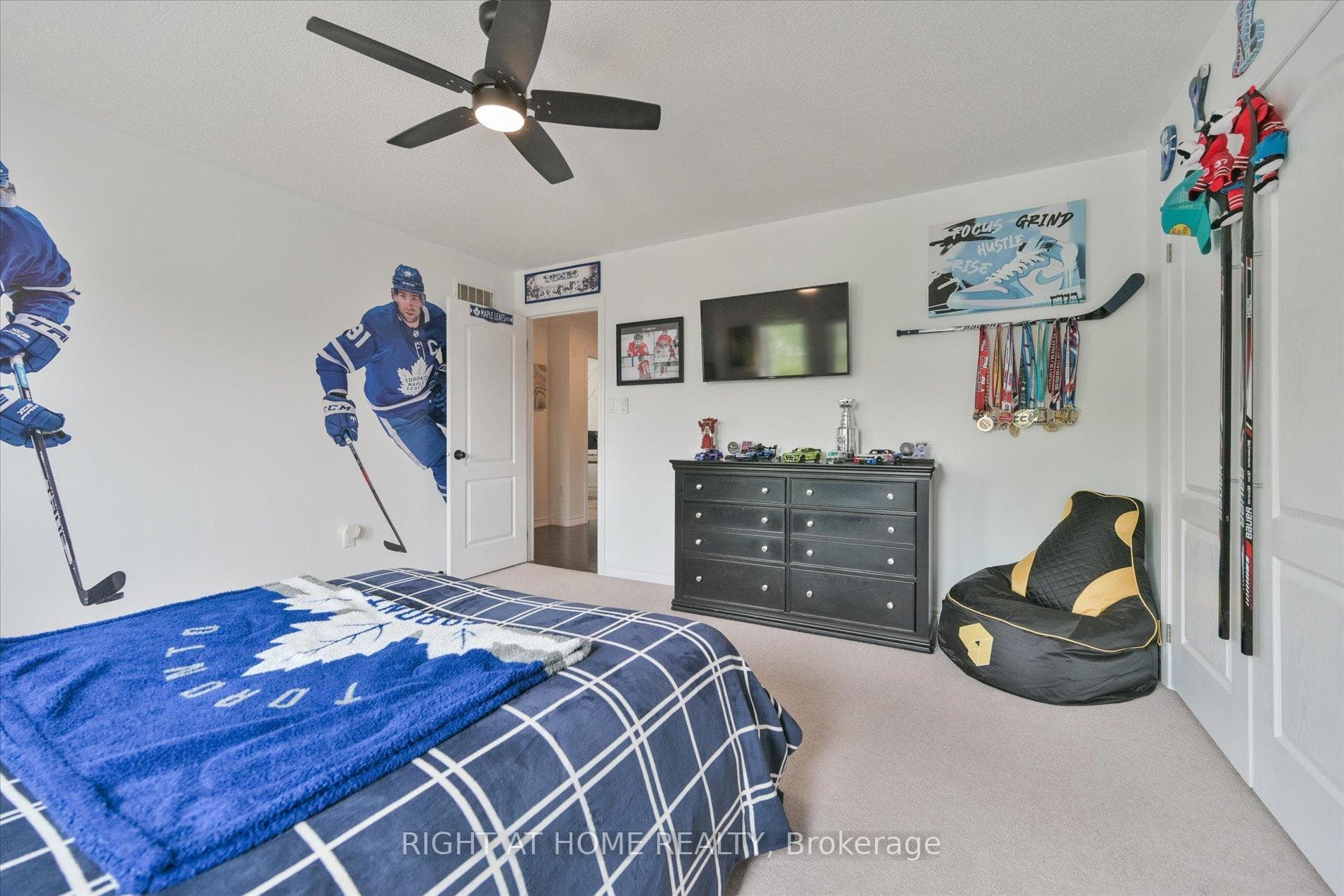 1259 Aldsworth Crescent photo 32