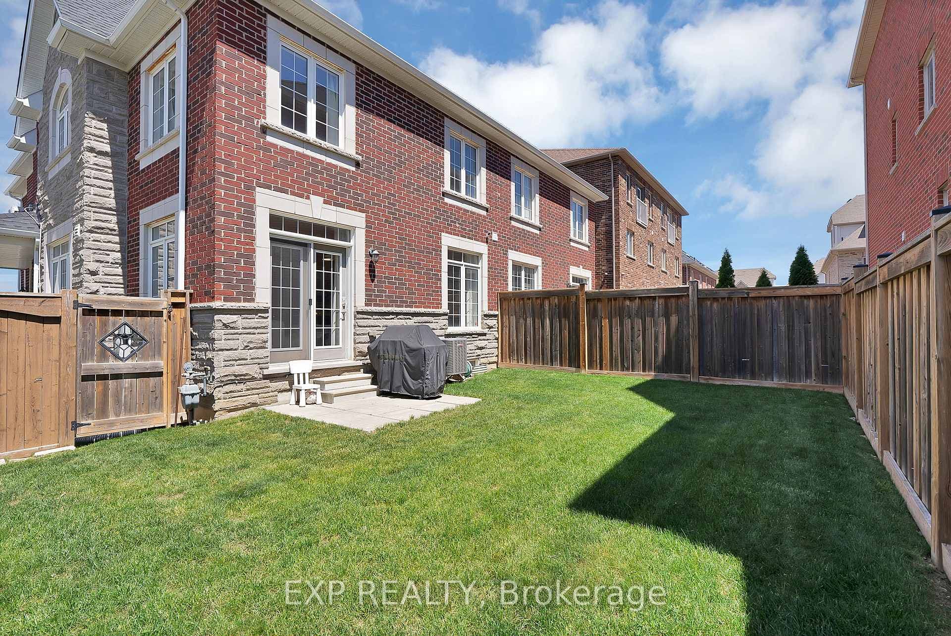 51 Living Crescent photo 46