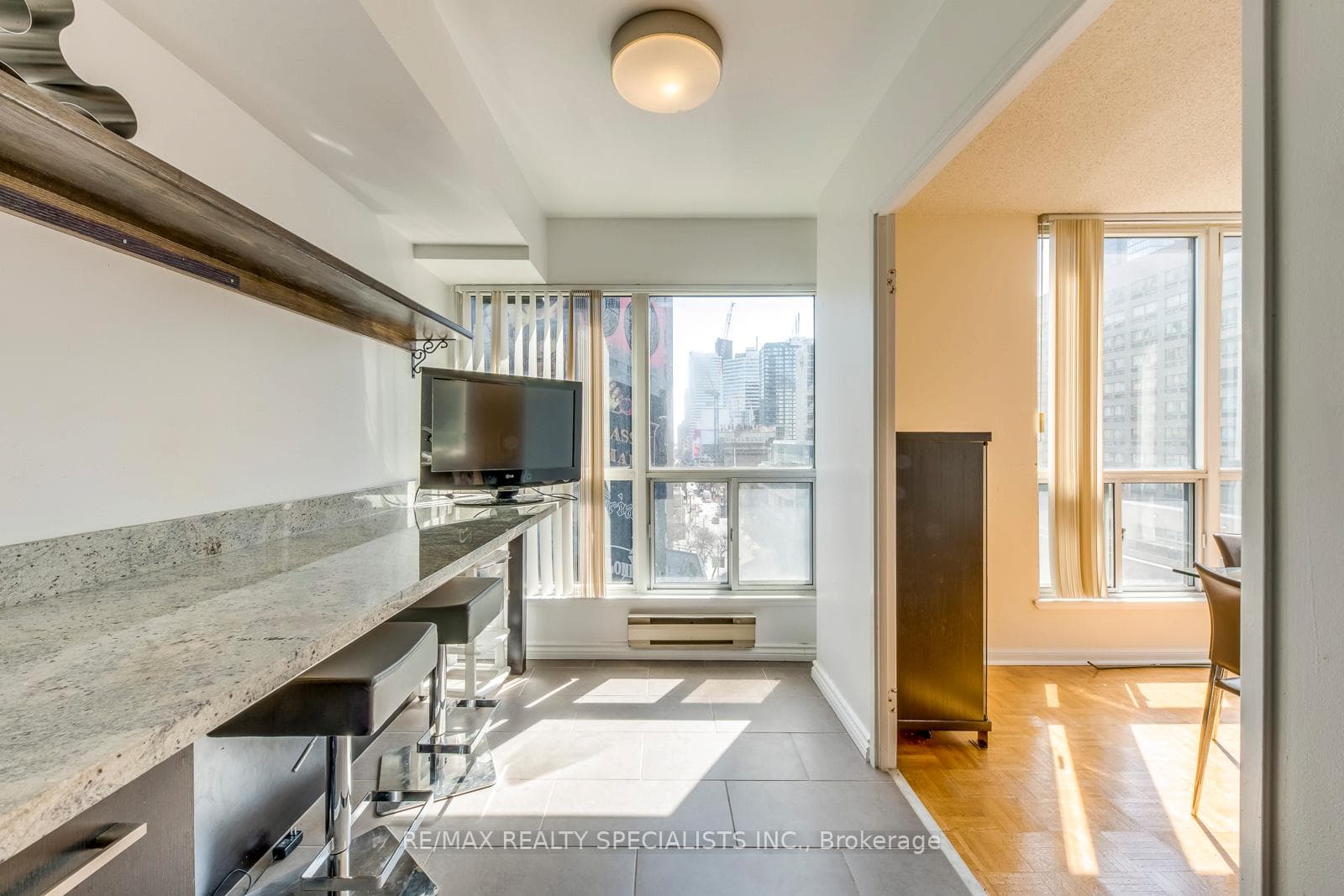 7 Carlton Street Unit 806 photo 22