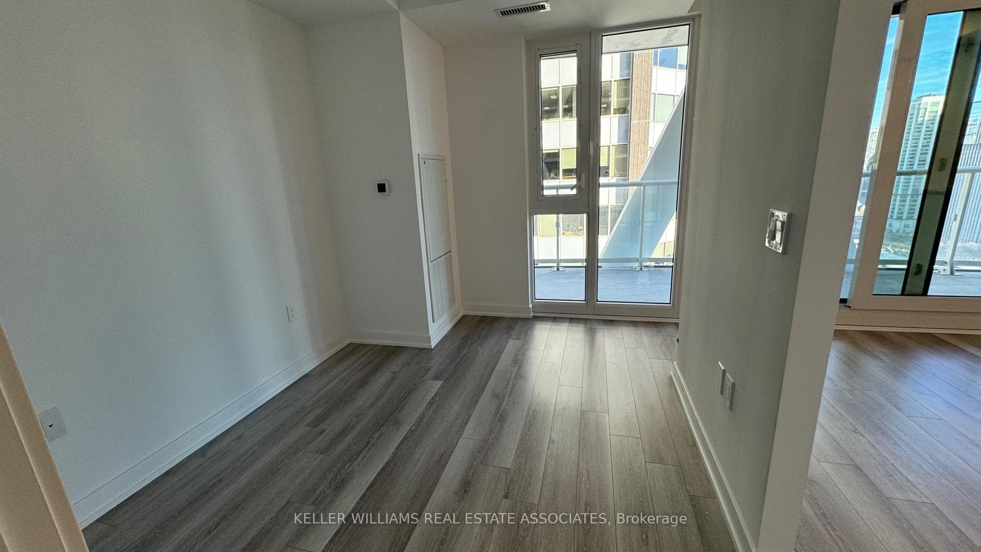 230 simcoe Street Unit 2413 photo 5