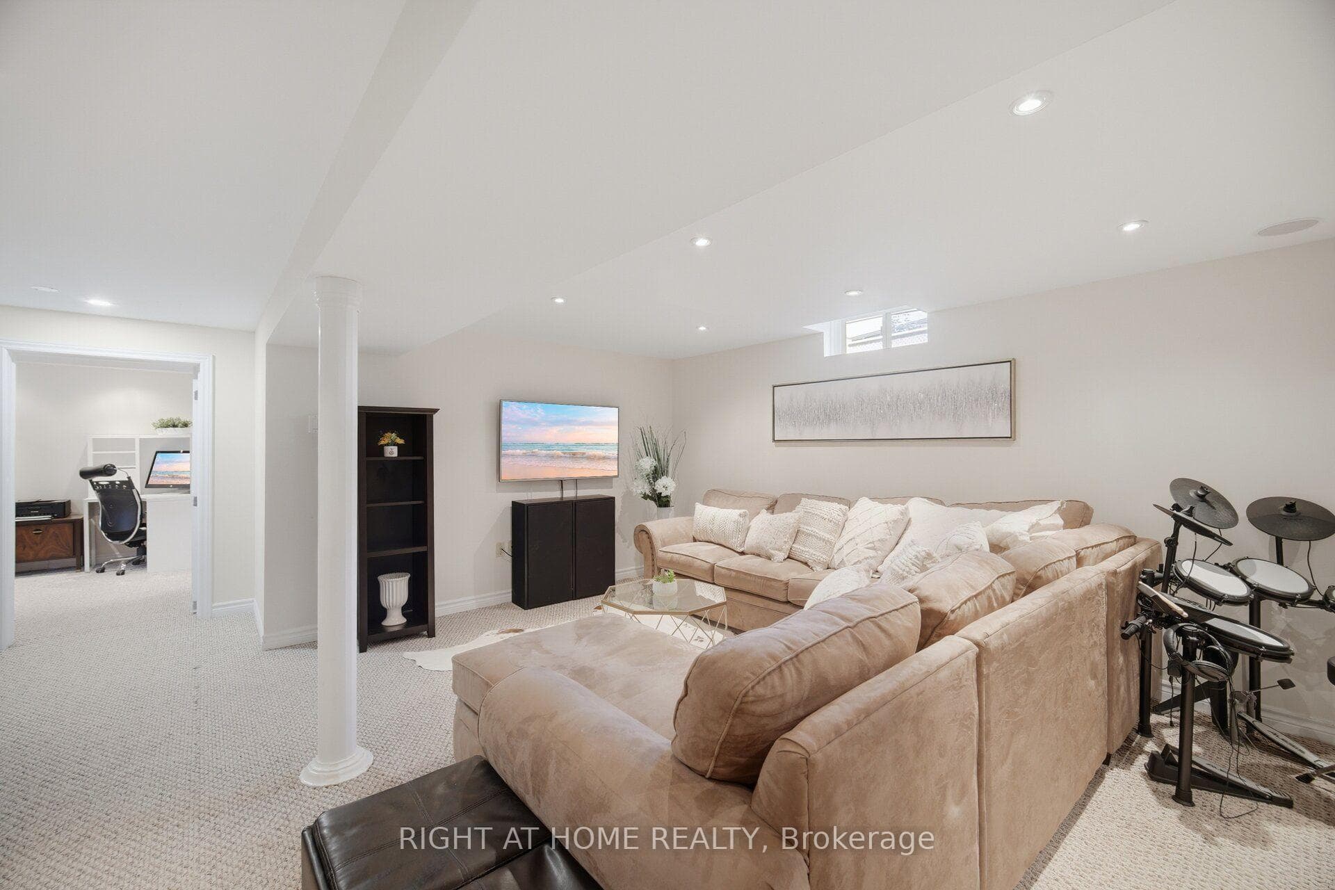 4 Simmons Crescent photo 36