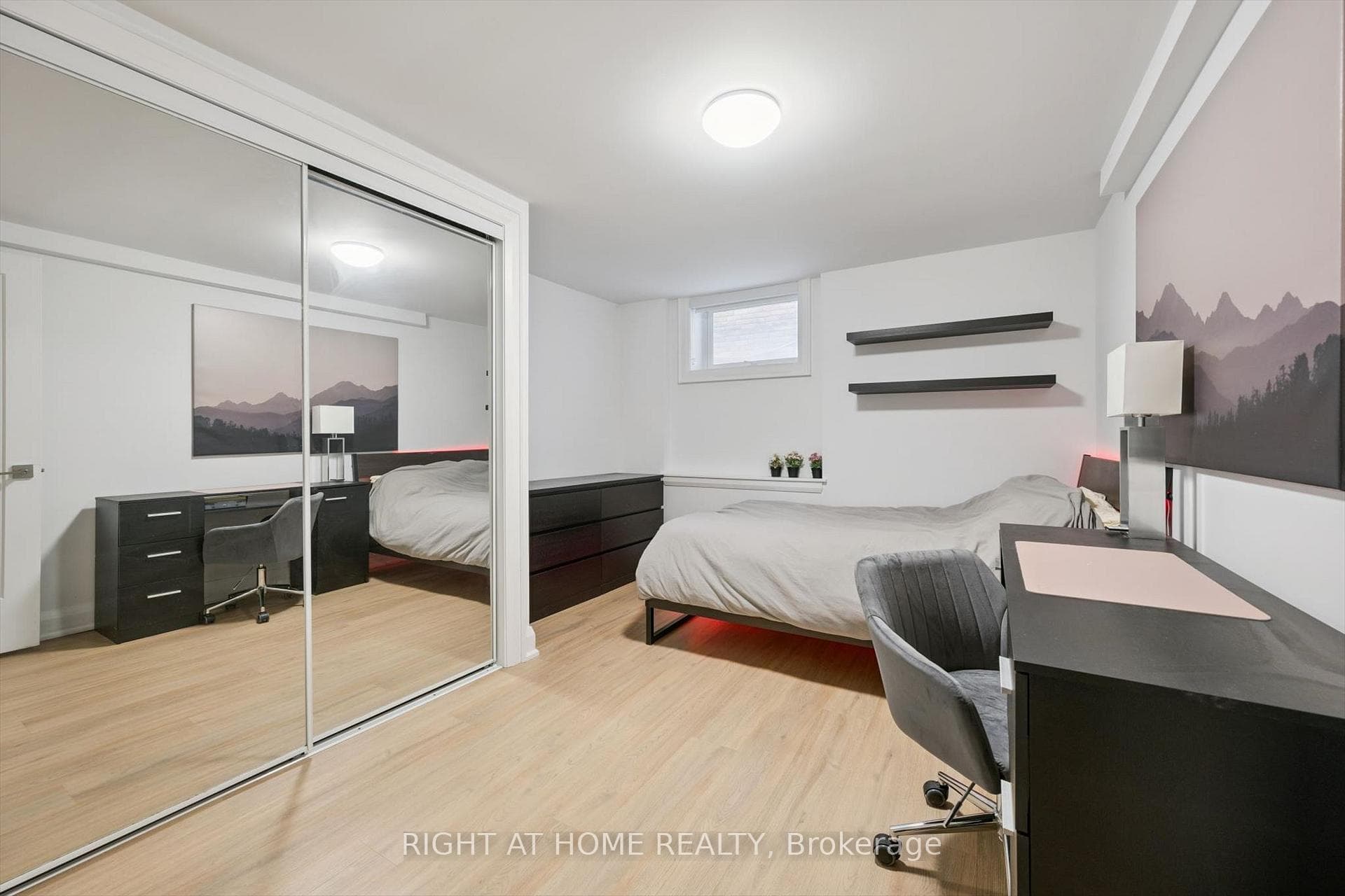 814 Coxwell Avenue photo 18
