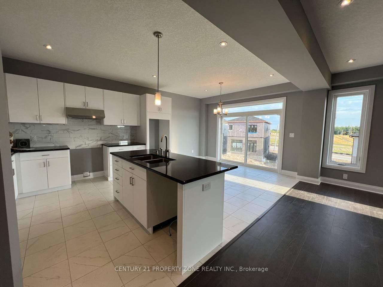 536 Nathalie Crescent photo 4