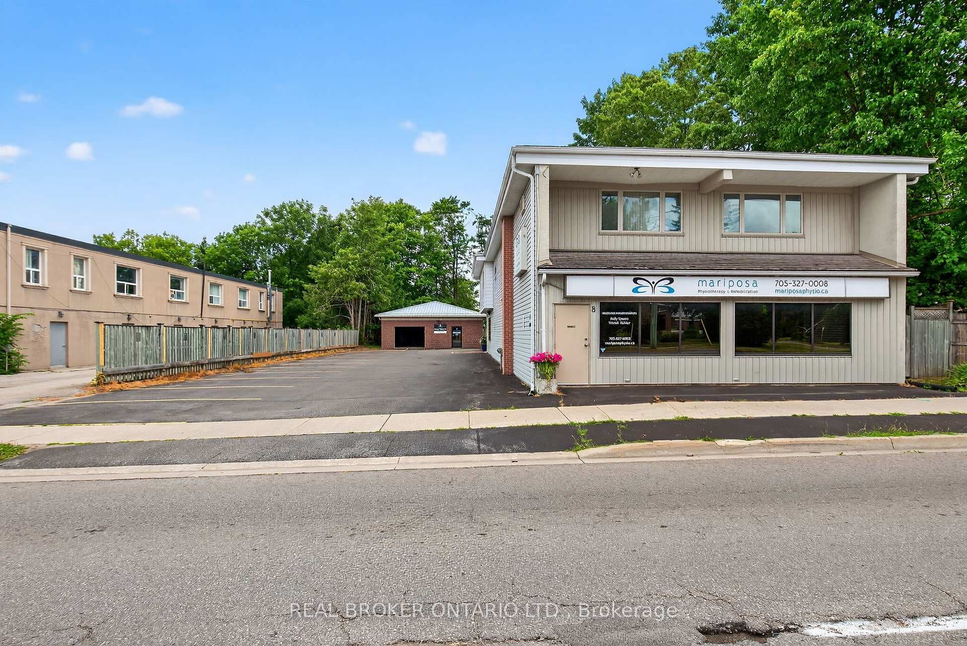 8 Westmount Drive photo 1
