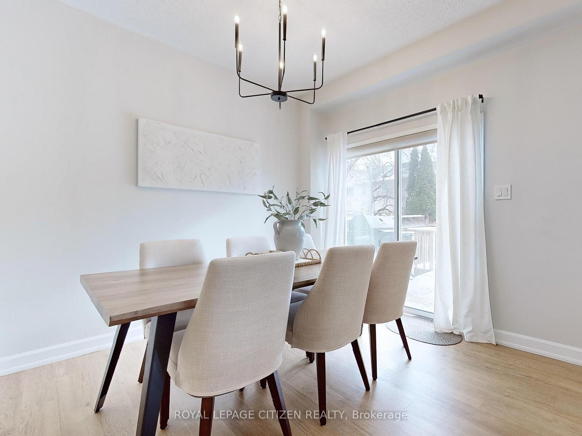 1863 Stevington Crescent photo 4