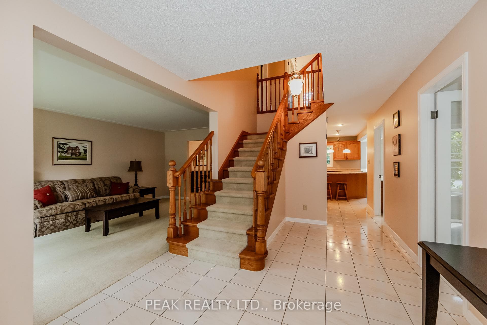 600 Stonebury Crescent photo 3
