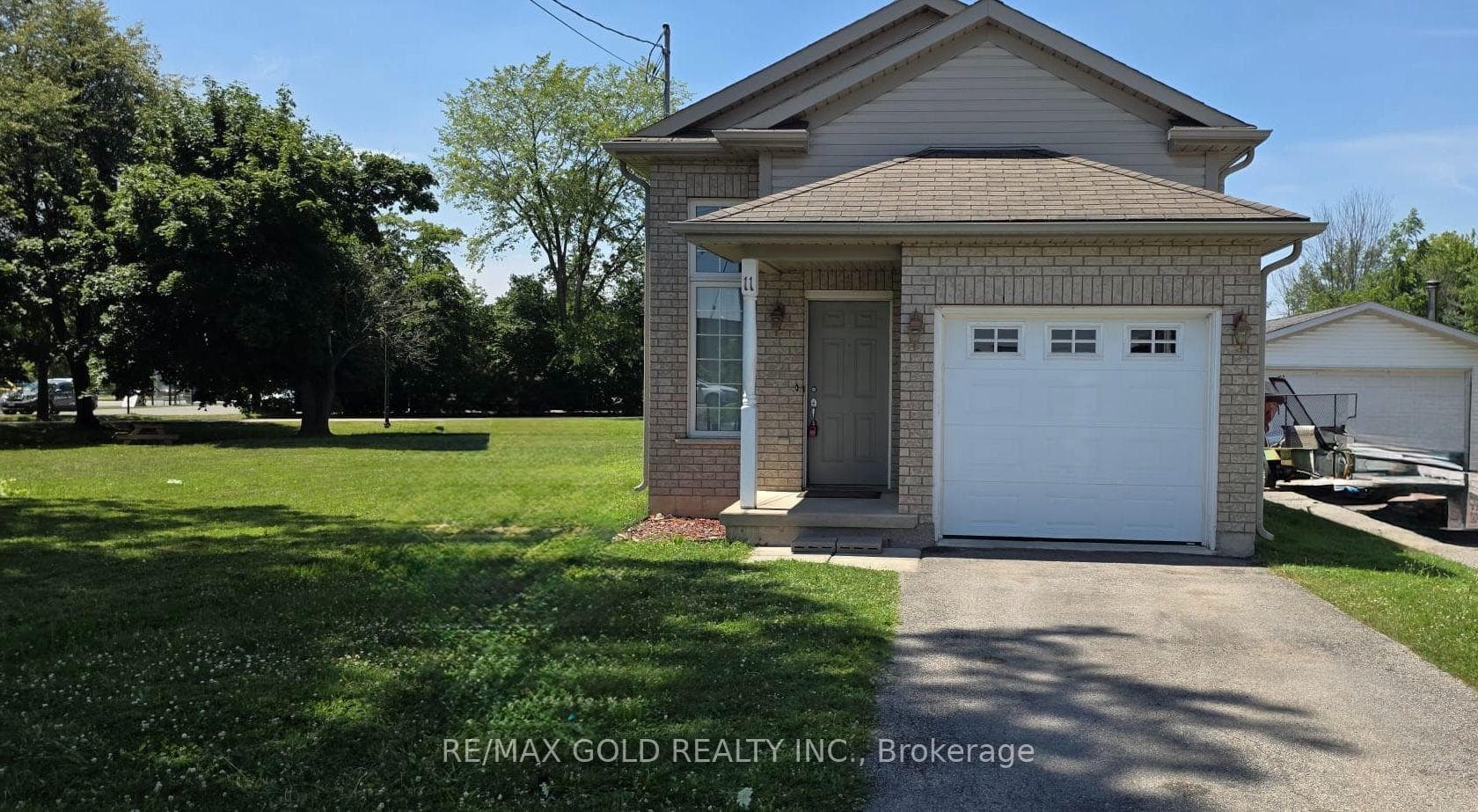 11 Rose Avenue photo 1