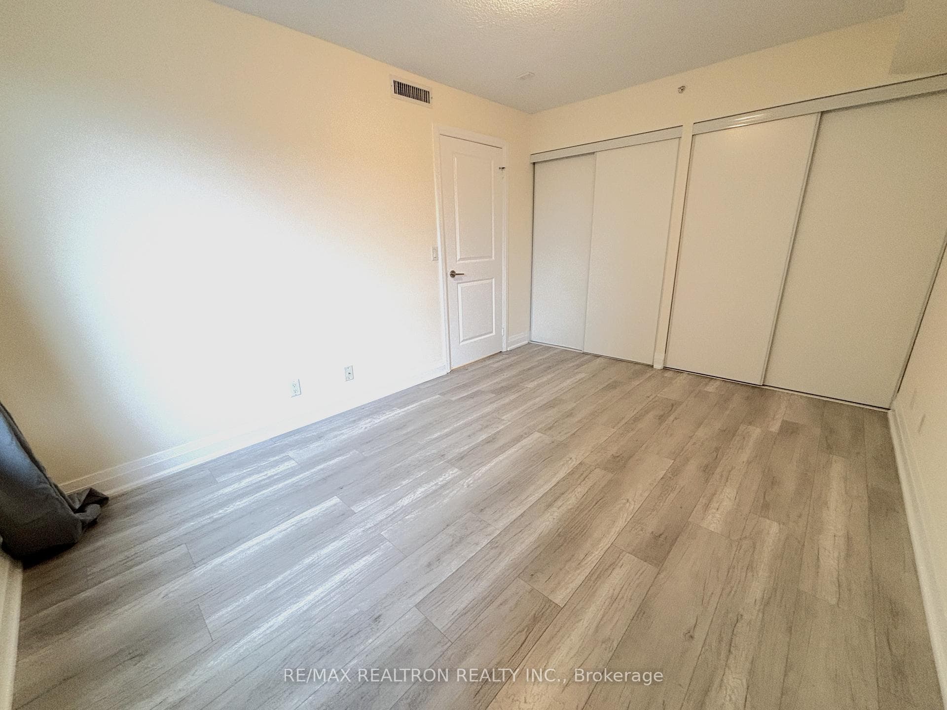 370 Highway 7 Road Unit 901 photo 8