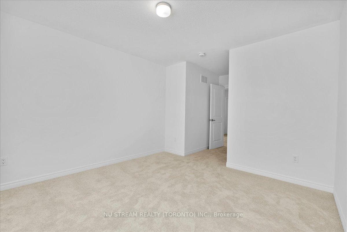 21 ABBEY Crescent photo 33