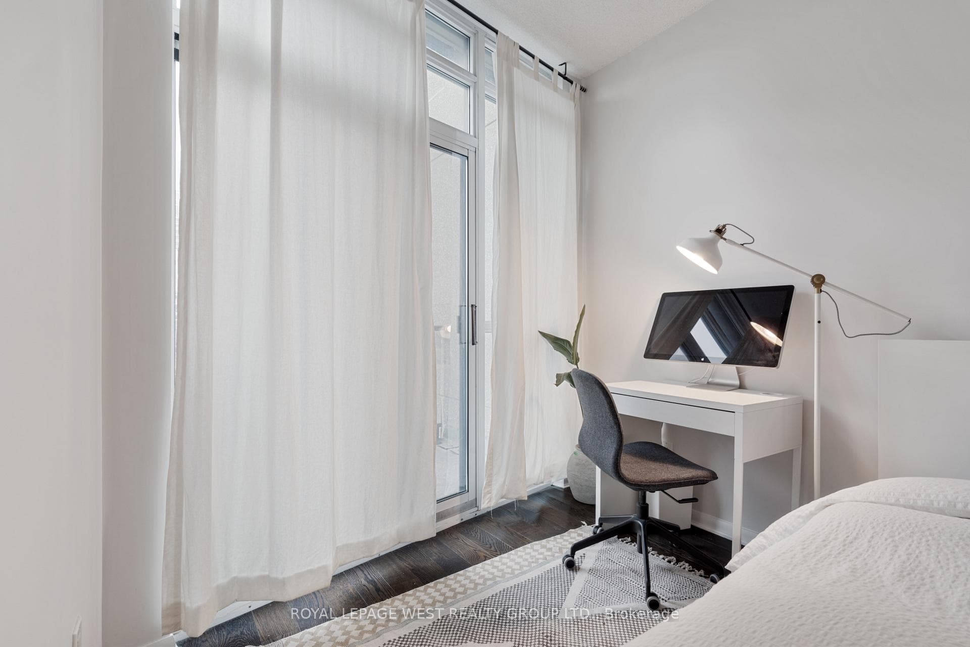 219 Fort York Boulevard Unit 703 photo 9