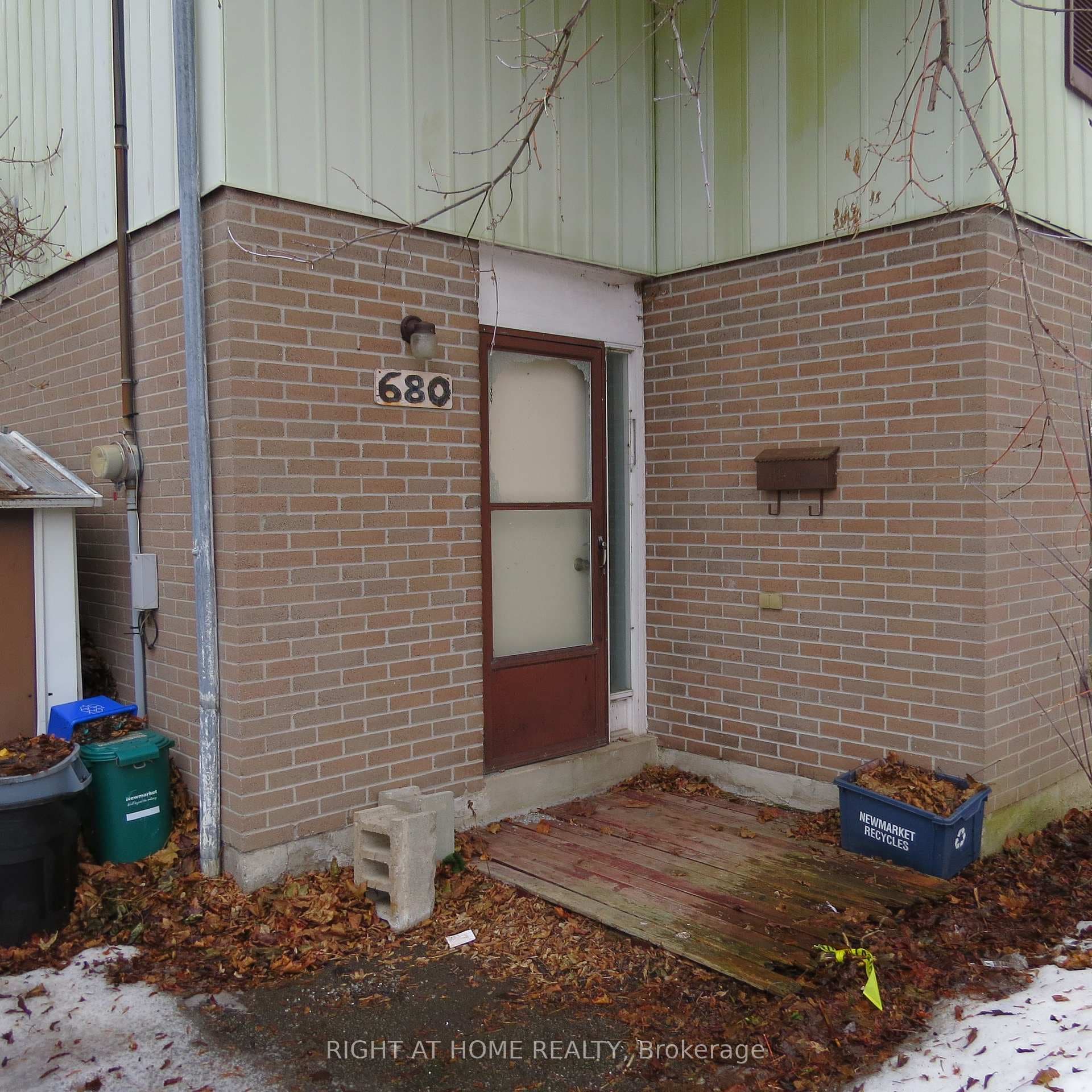 680 Elgin Street photo 4