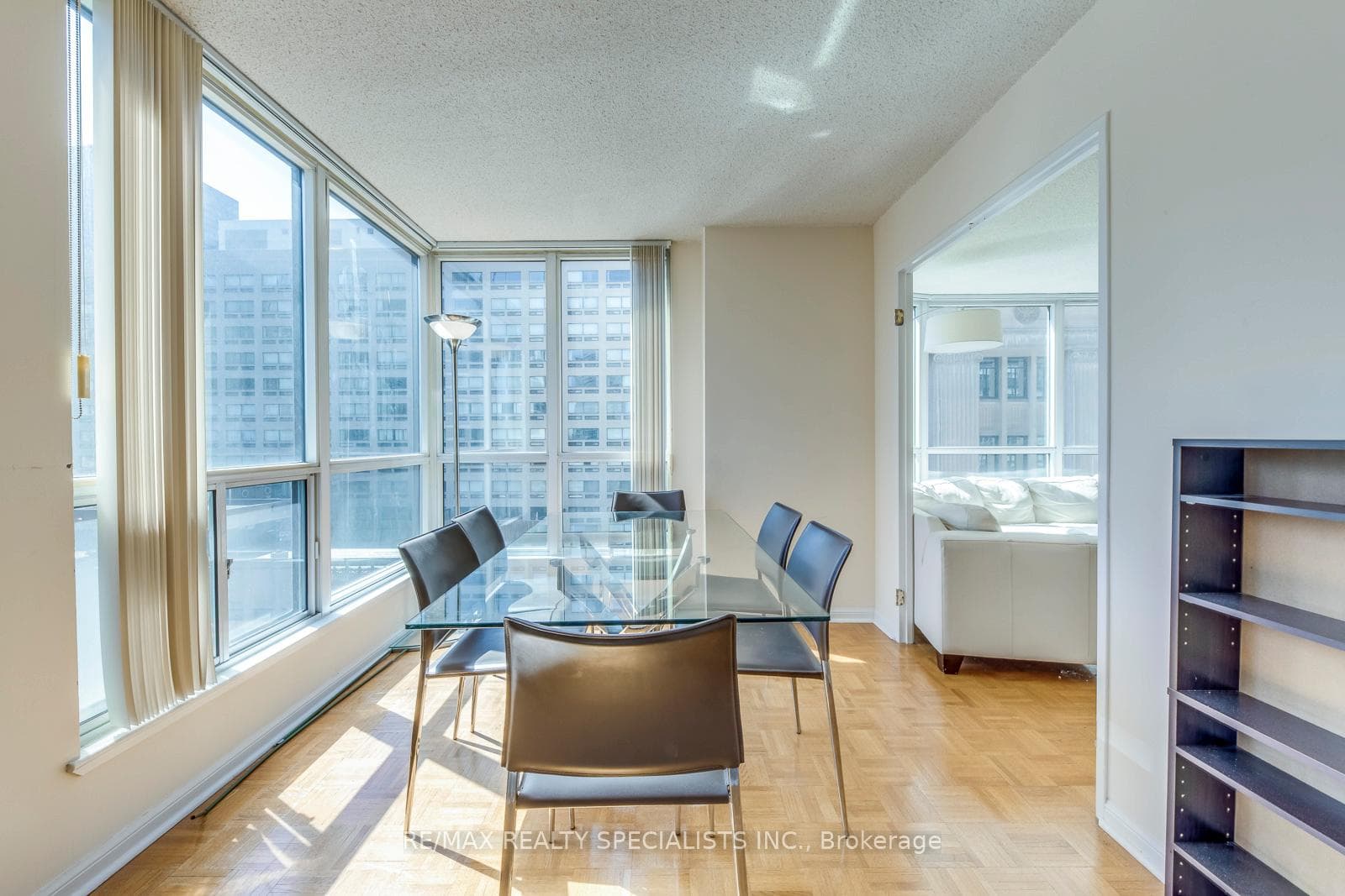 7 Carlton Street Unit 806 photo 14