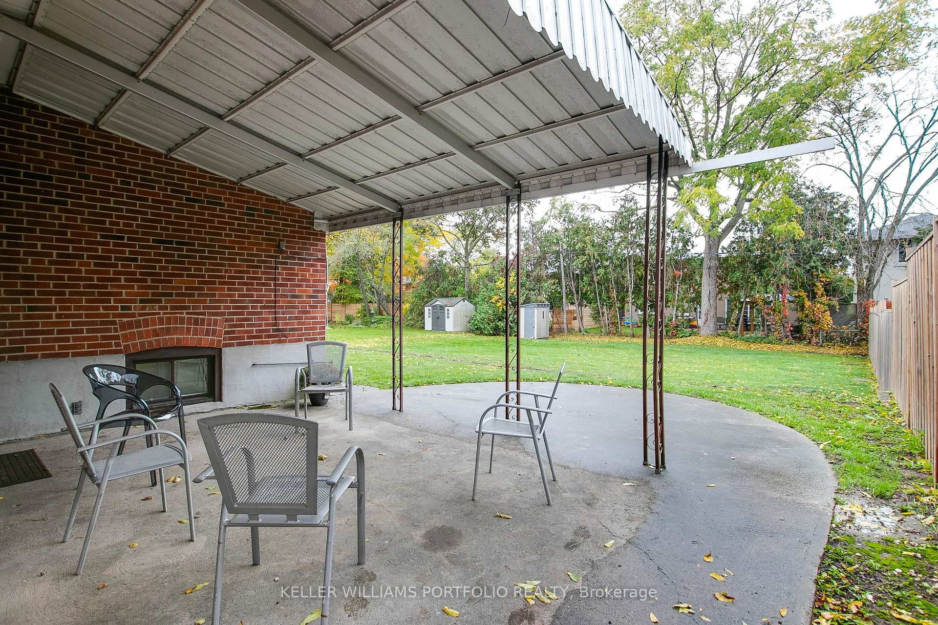 106 Botfield Avenue photo 33