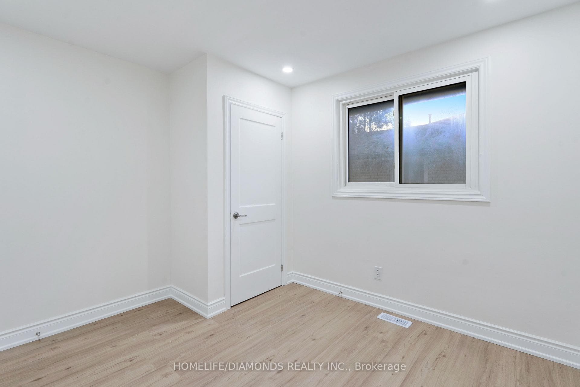 210 MACKAN Street photo 19