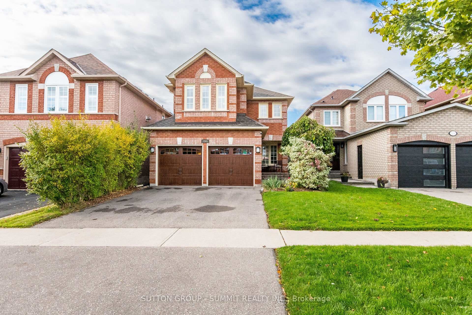 7205 SPYGLASS Crescent photo 3