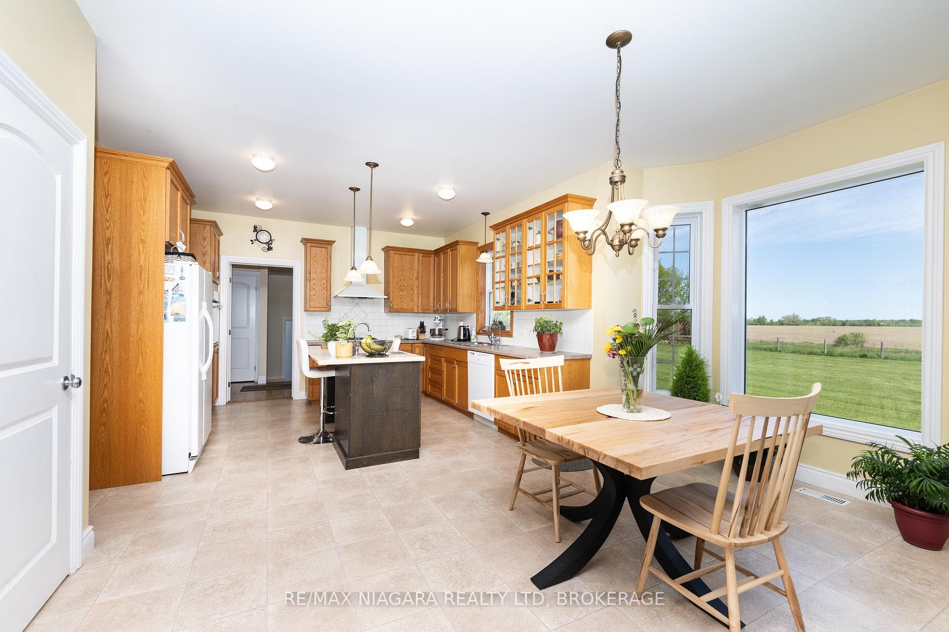 Kitchen & Breakfast Area