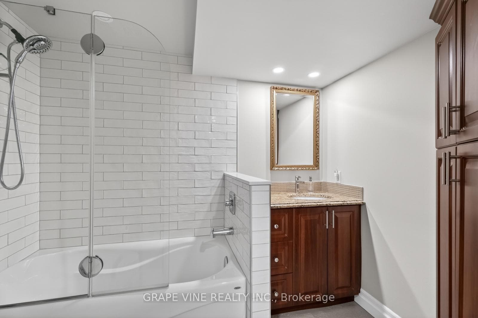 142 College Circle photo 32