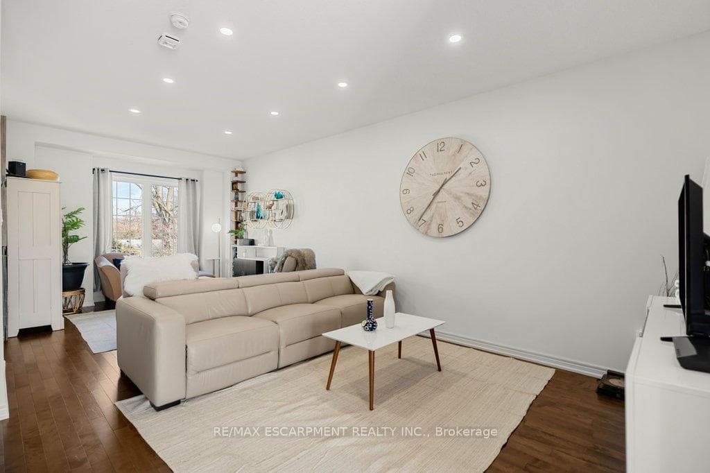 2220 Queensway Drive Unit 13 photo 5
