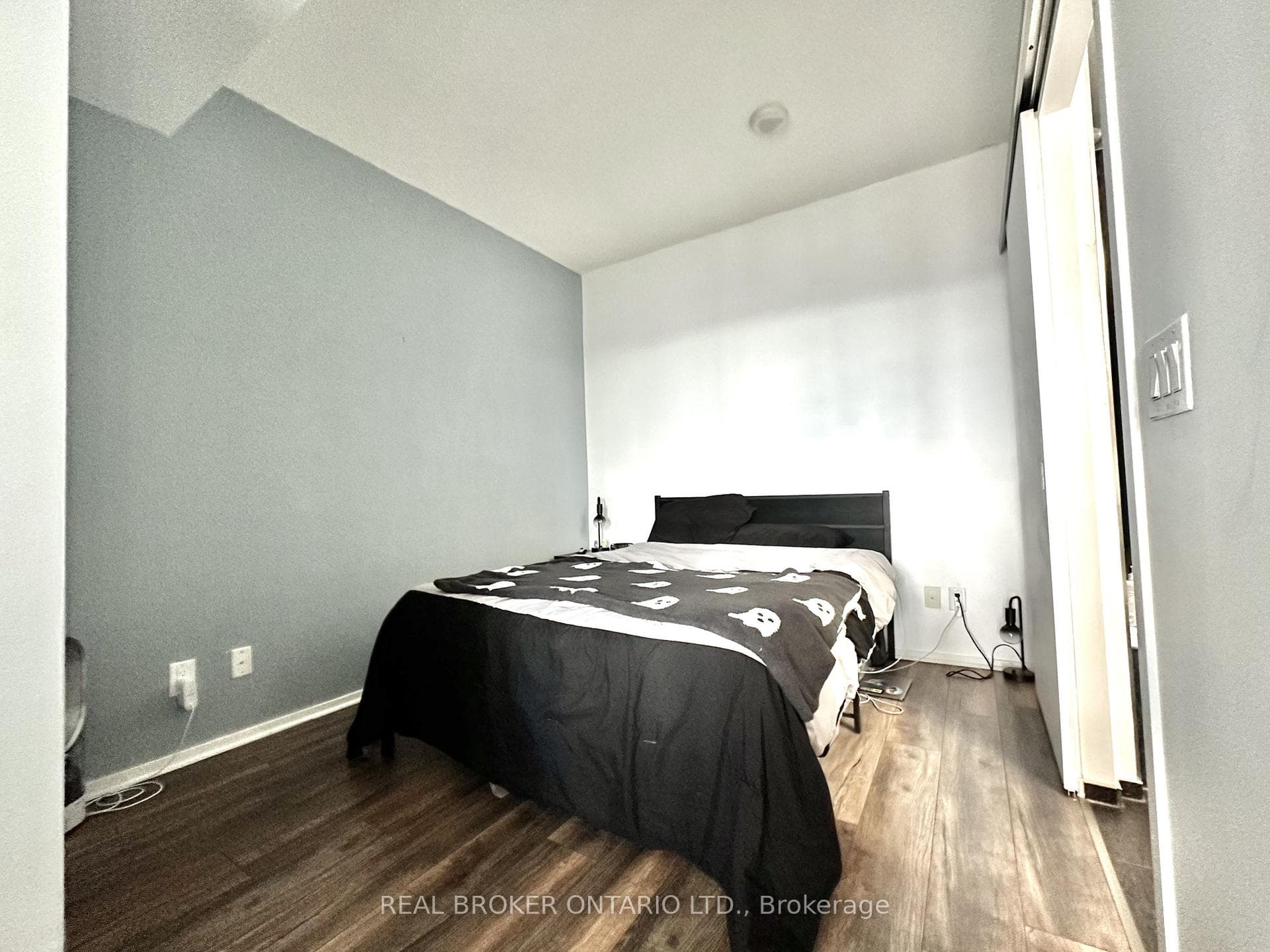 Bedroom W/access to 4 pc bath