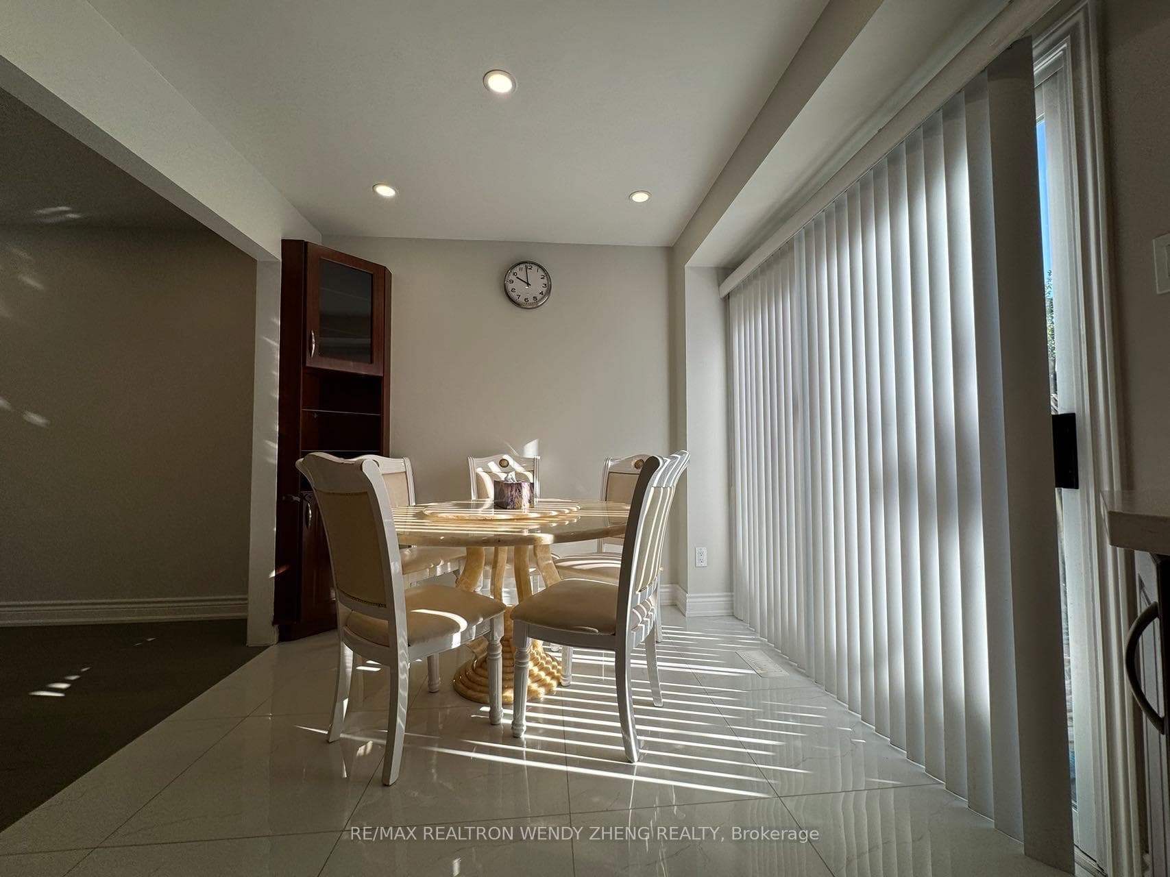 48 Barrington Crescent Unit Upper photo 7