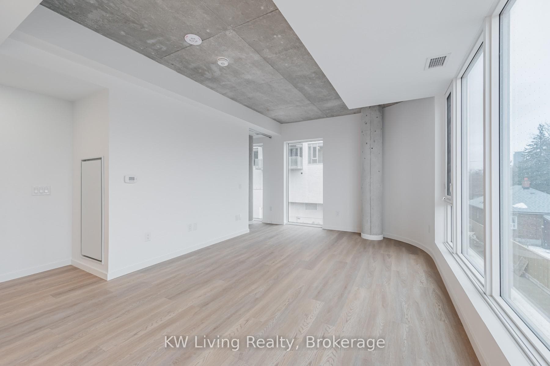 689 The Queensway N/A Unit 207 photo 6