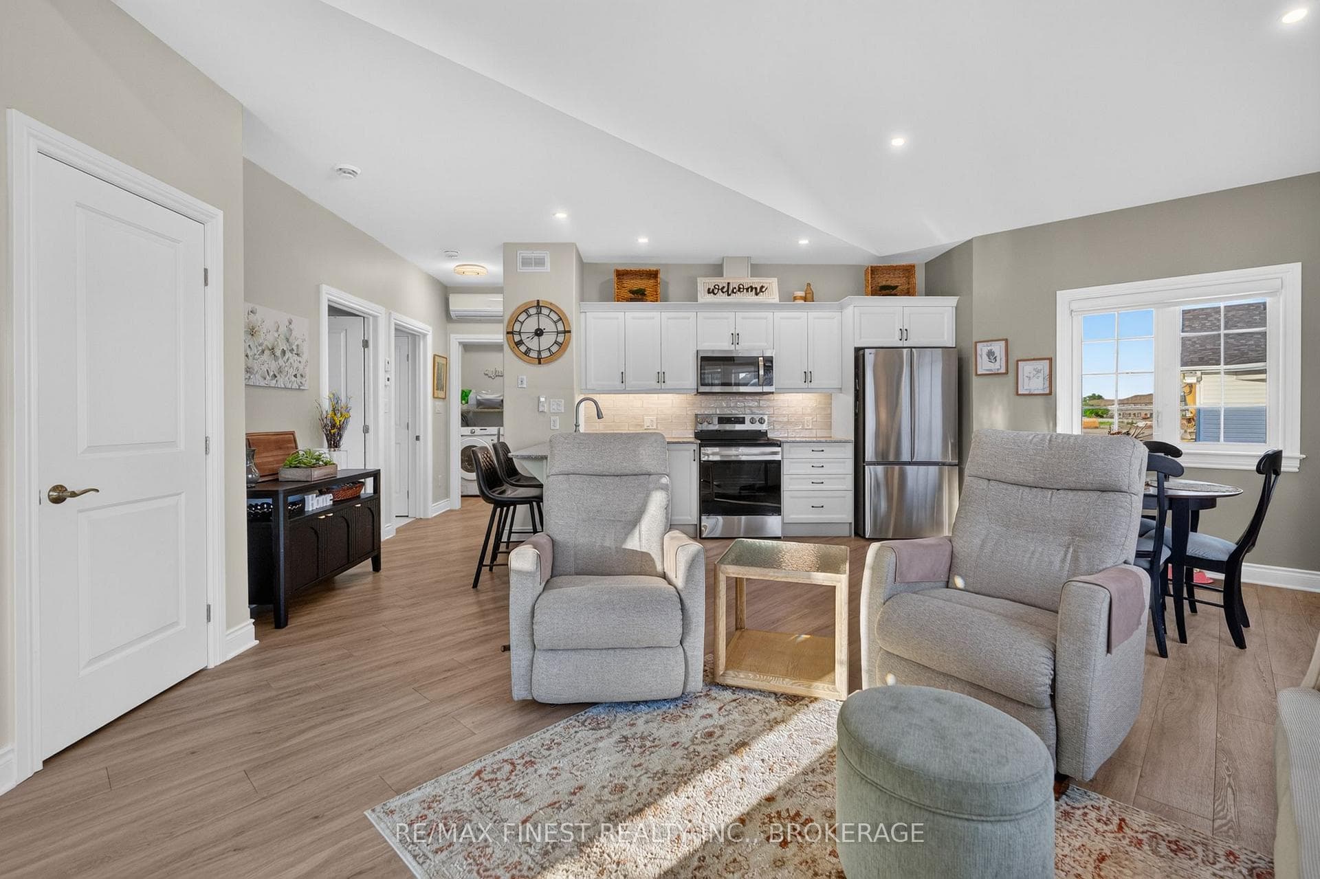 52 Lowry Place photo 4