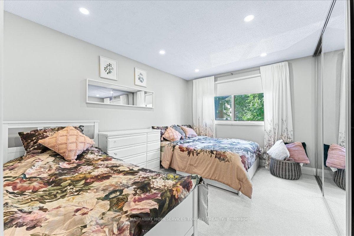 98 Falconer Drive Unit 11 photo 17