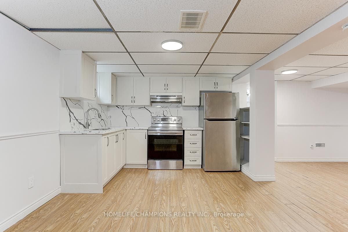 15 Stonehenge Crescent photo 36