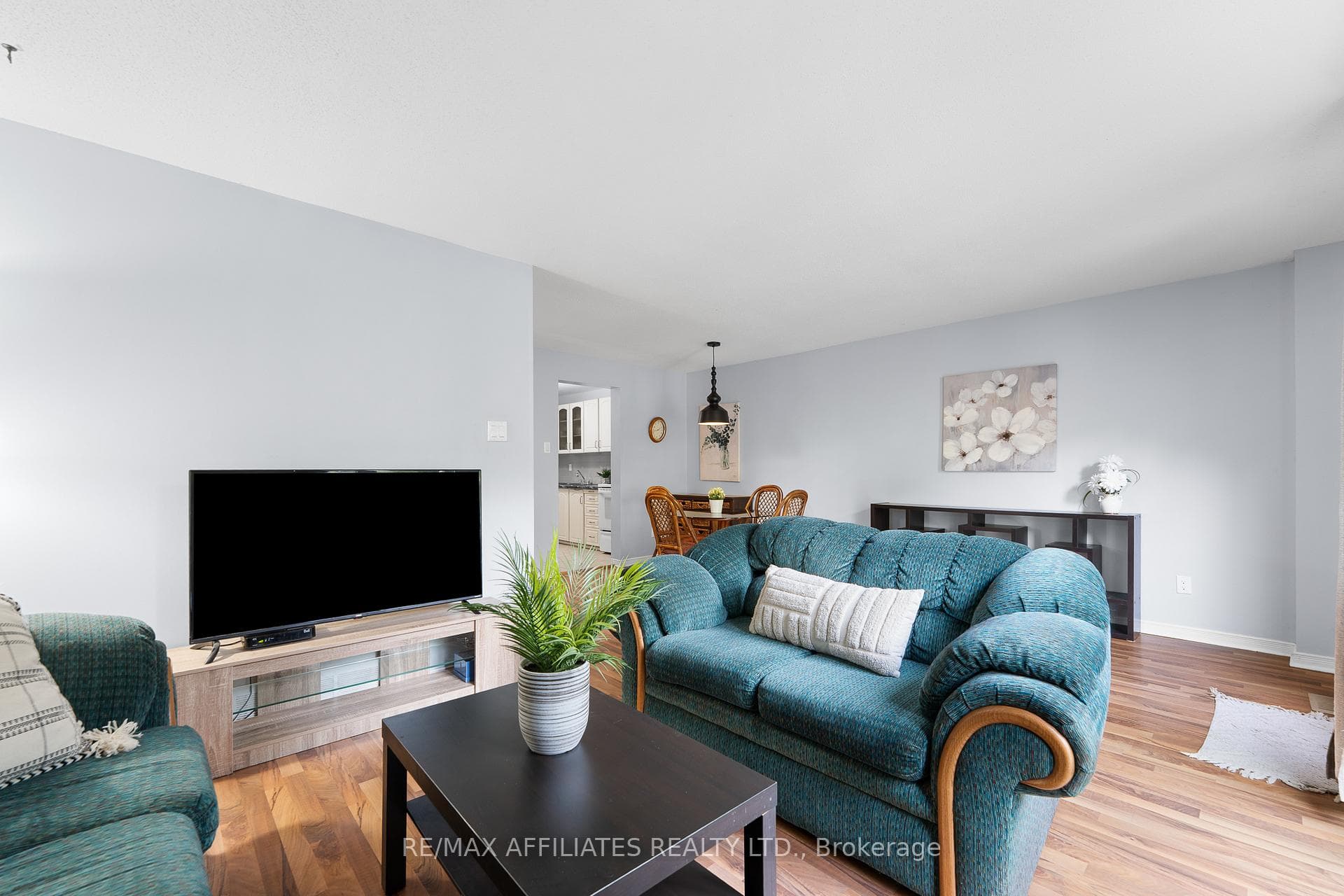 Bright Living & Dining Room