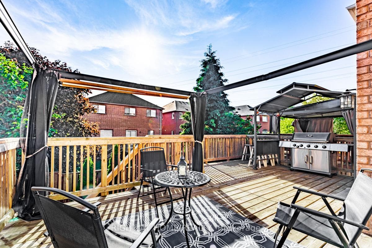 1448 Sandhurst Crescent photo 38