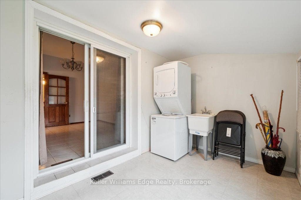 310 Catharine Street photo 15