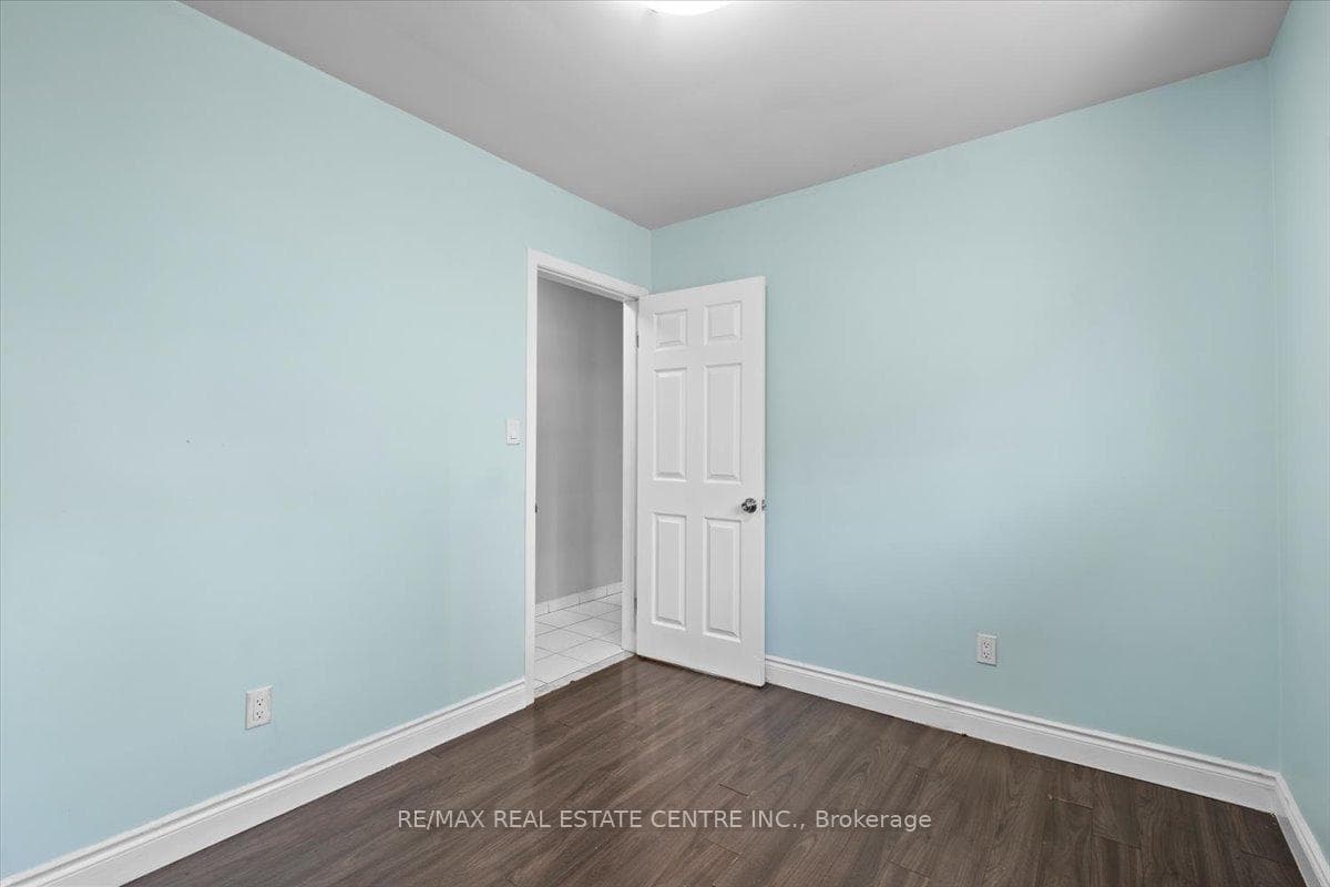 134 Victor Boulevard photo 16