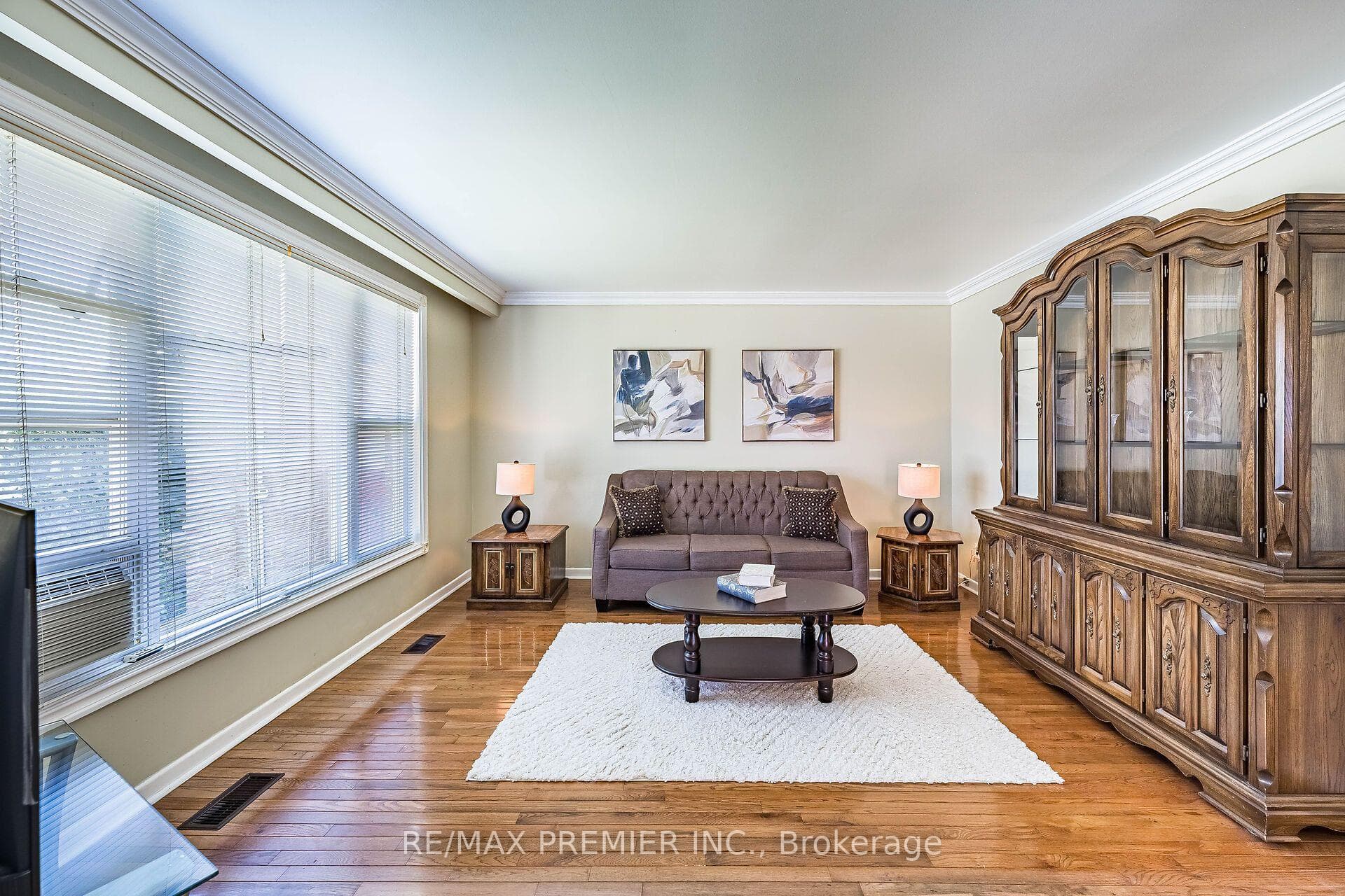 5 Valois Court photo 4