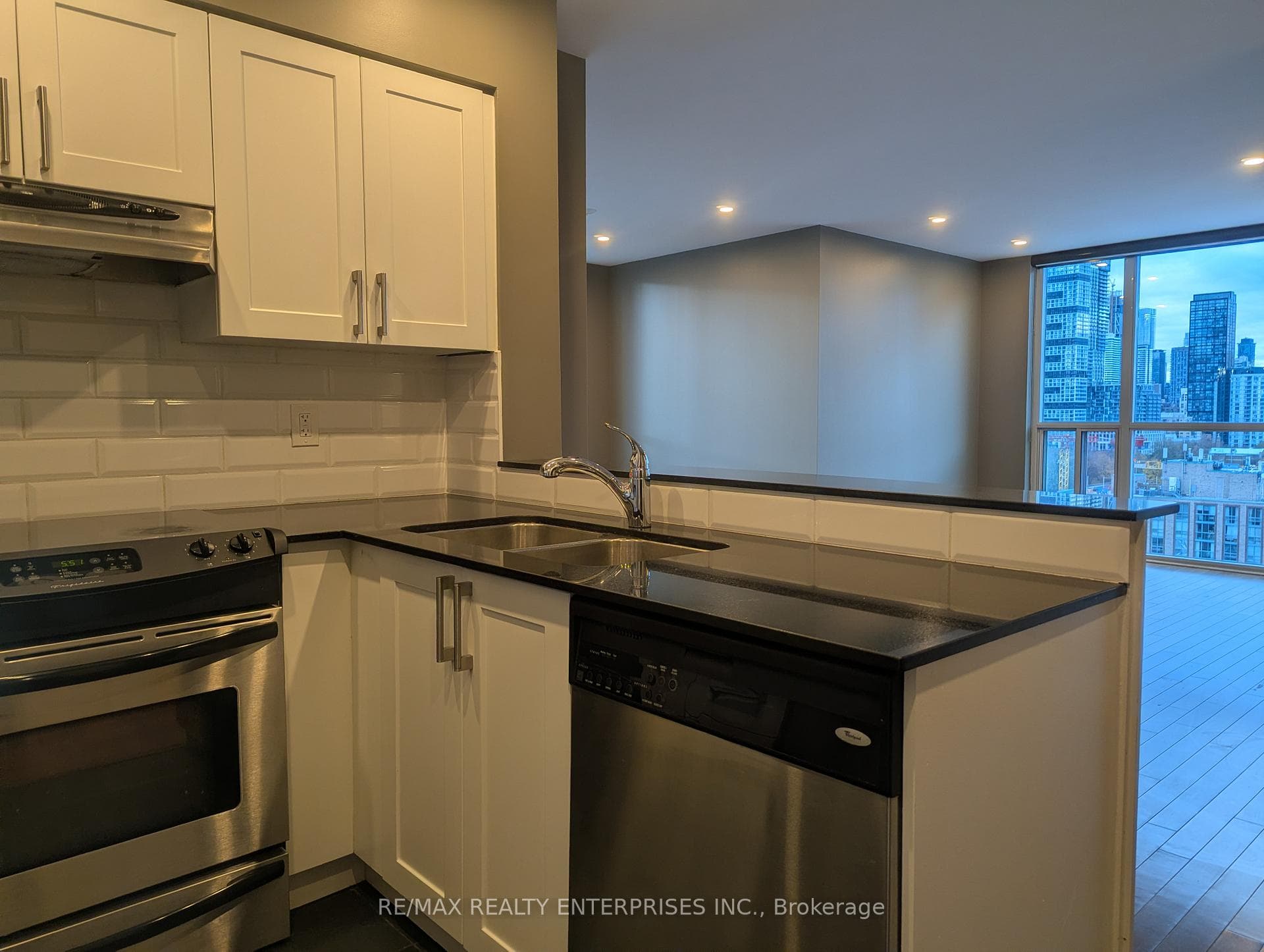 230 King Street Unit Ph16 photo 4