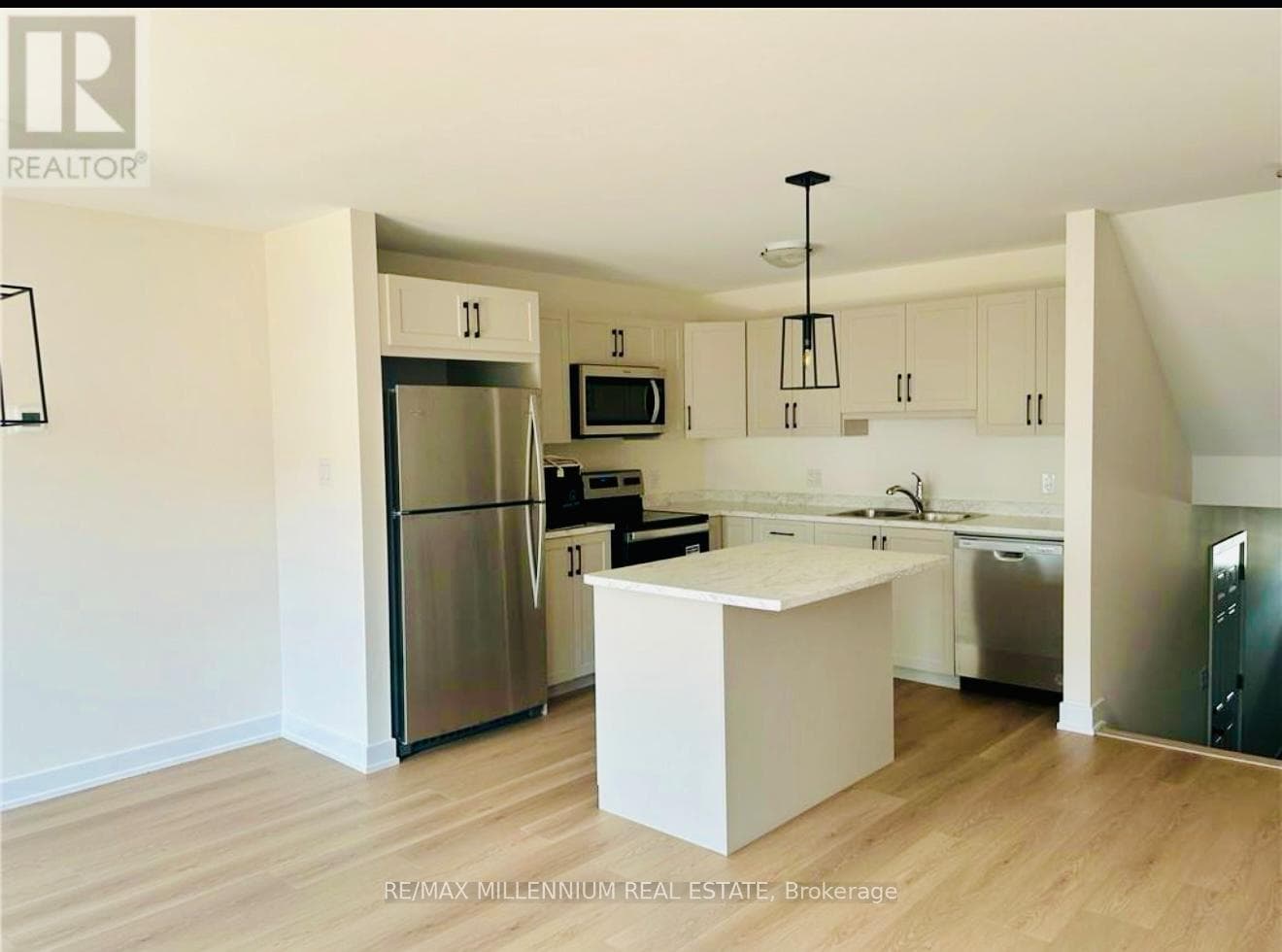 85 Whitcomb Crescent photo 4