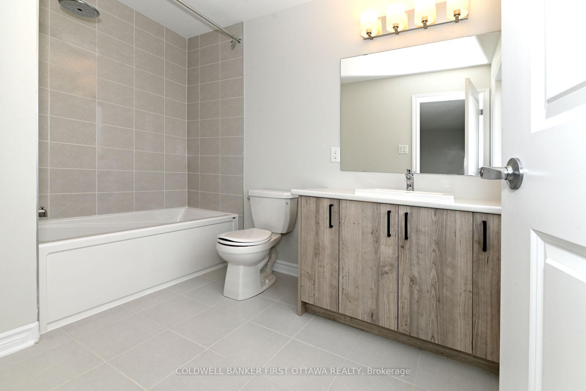 Ensuite bath in primary bedroom