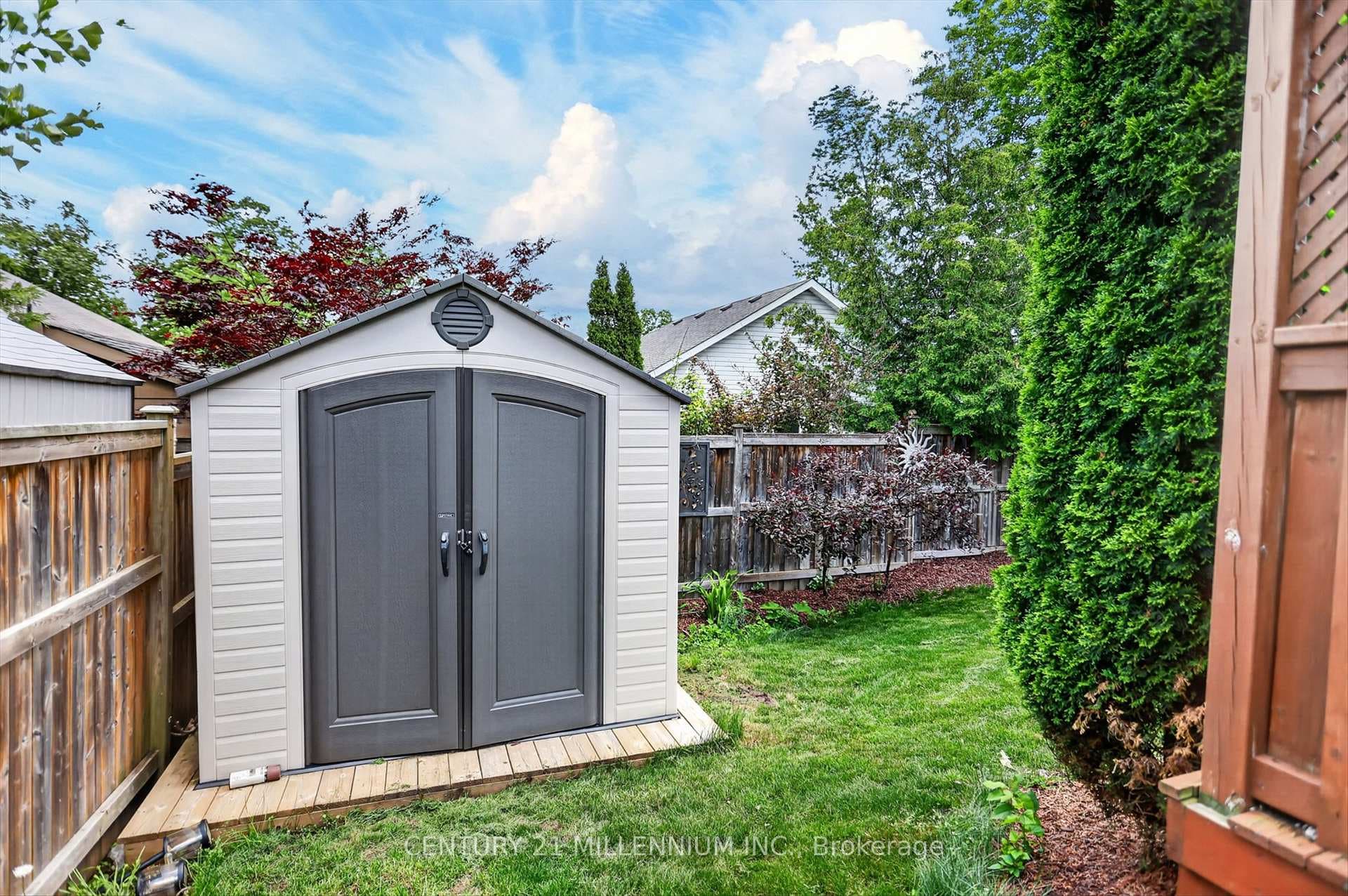 225 Lorne Court photo 38