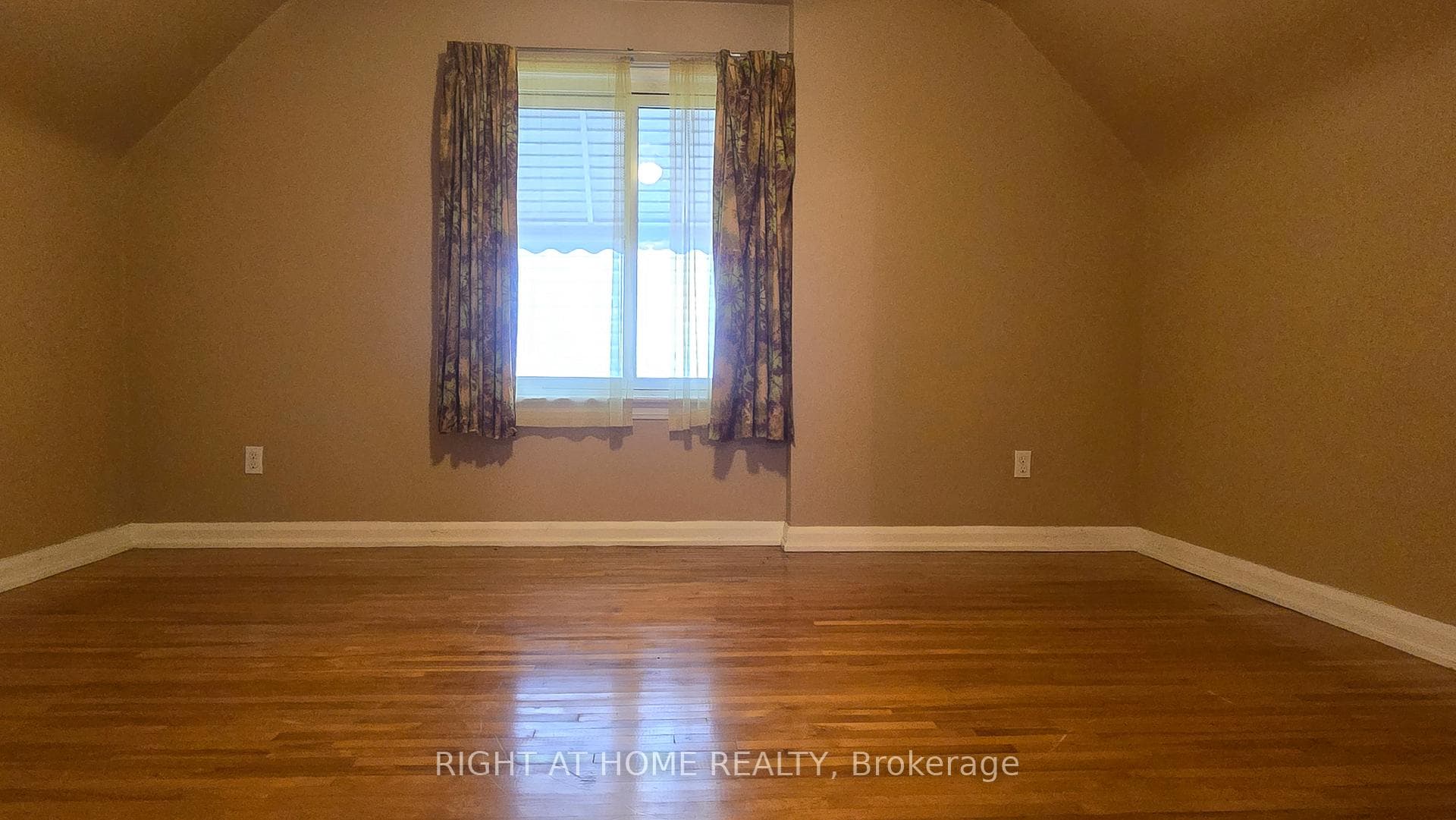 65 Ellis Crescent photo 14