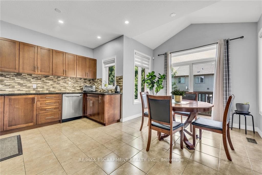 147 Garinger Crescent photo 10