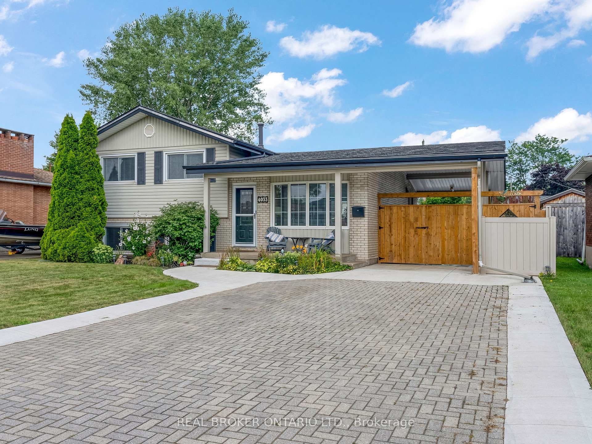 4033 Montcalm Crescent photo 3