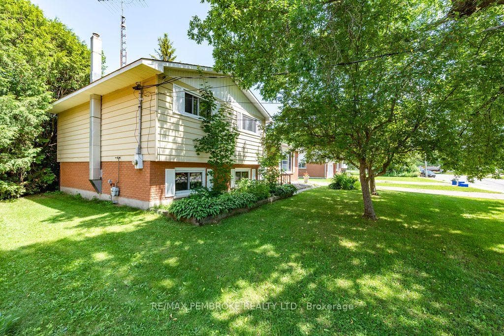 1656 Beachburg Road photo 2