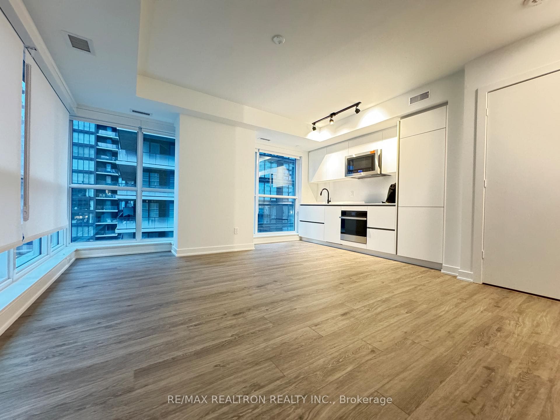 327 King Street Unit 1303 photo 6