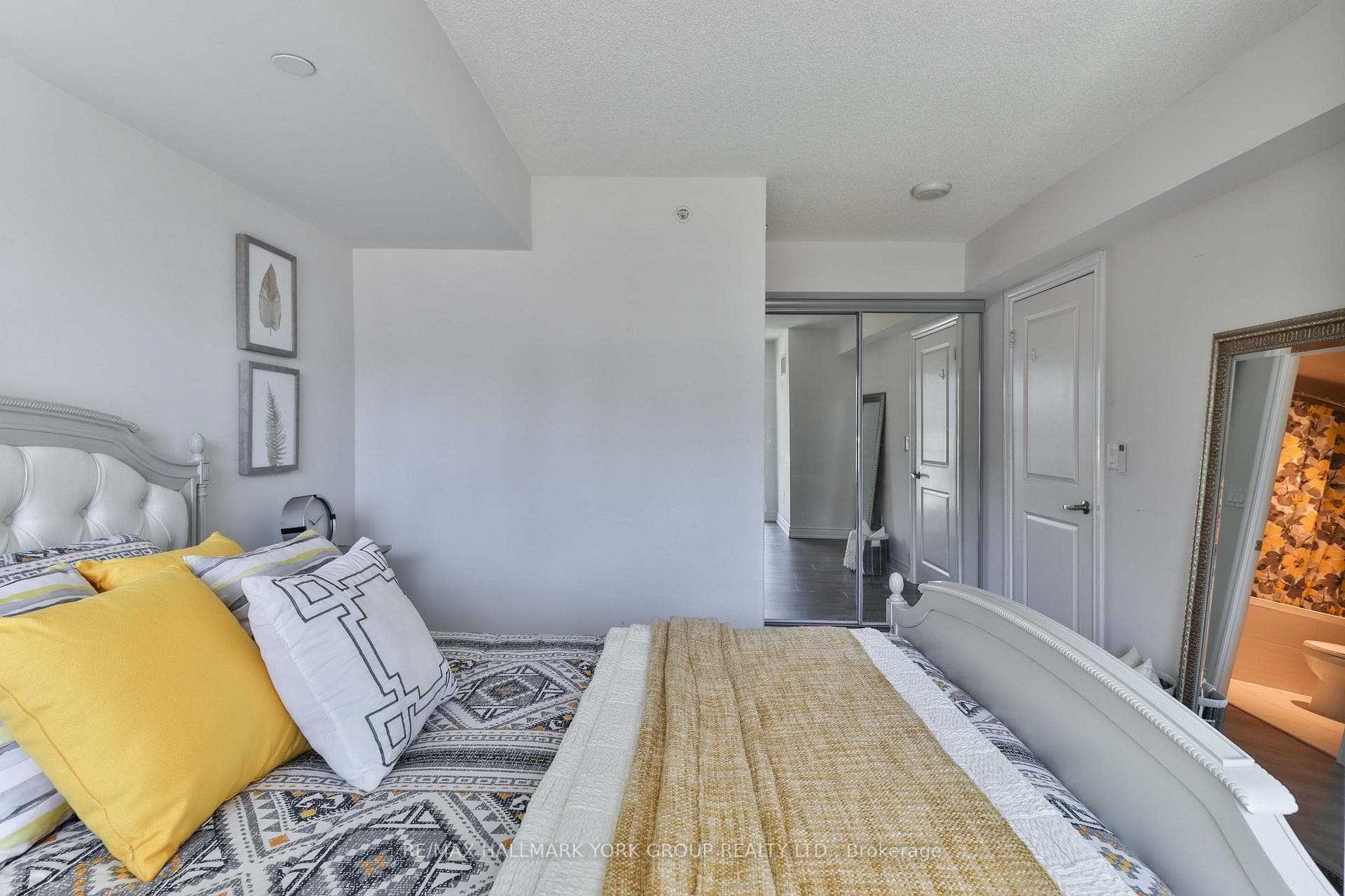 386 Yonge Street Unit 1607 photo 15
