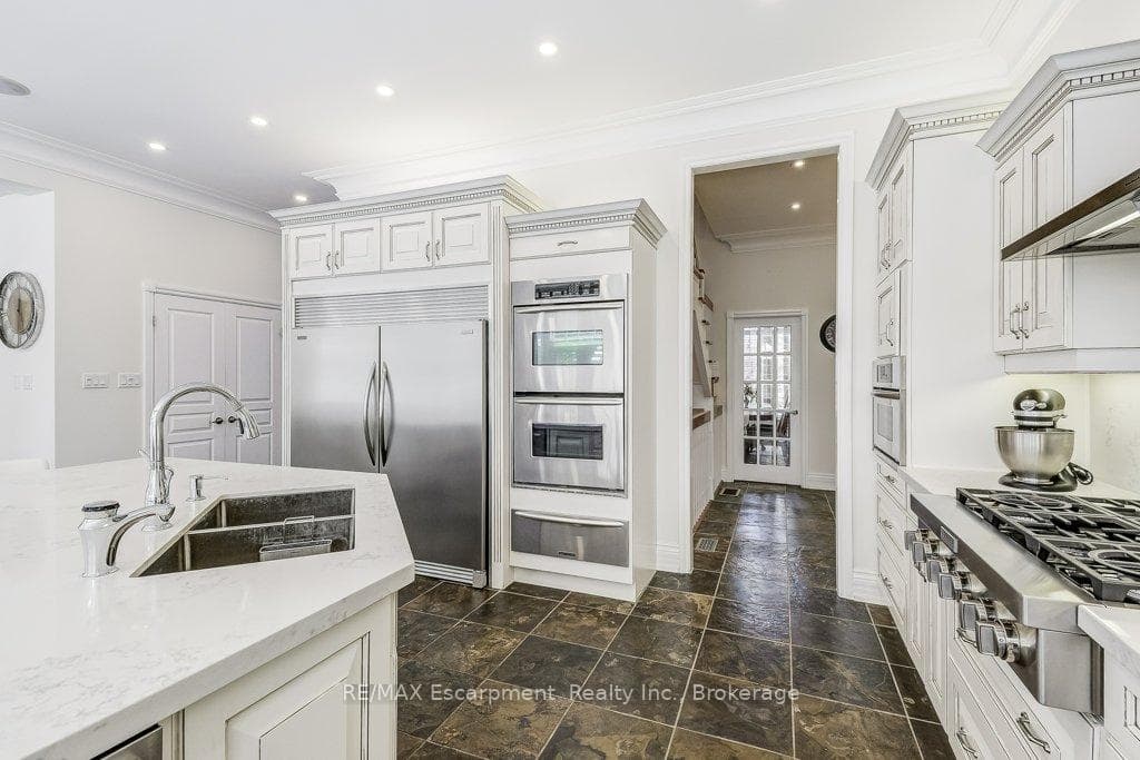Kitchen w/Built-in Appliances