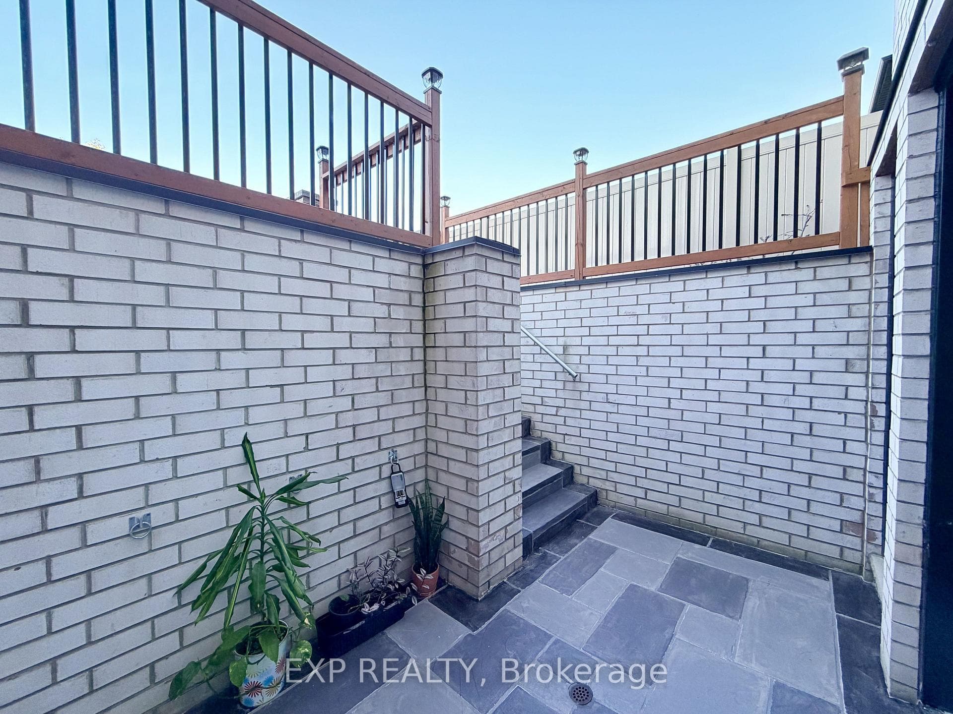 1606 Sandhurst Crescent Unit Lower photo 11