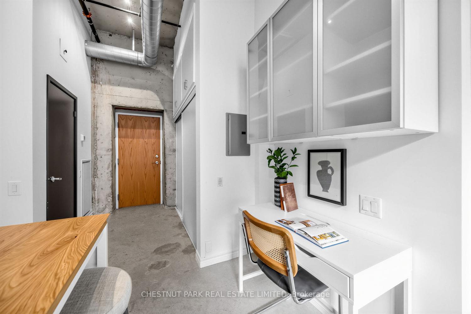 Built-in study, or bar/coffee station.